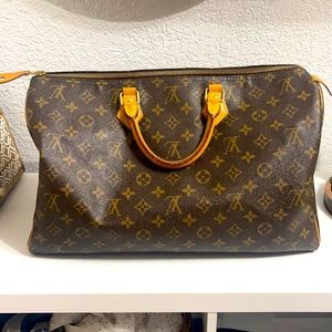 40 mm bag mint condition , has initials ( SKT)